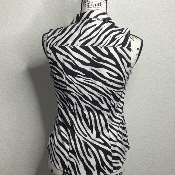 Charter Club NWT Zebra Print Sleeveless Button Up Top. Size 2P, Cotton Blend - Picture 2 of 5